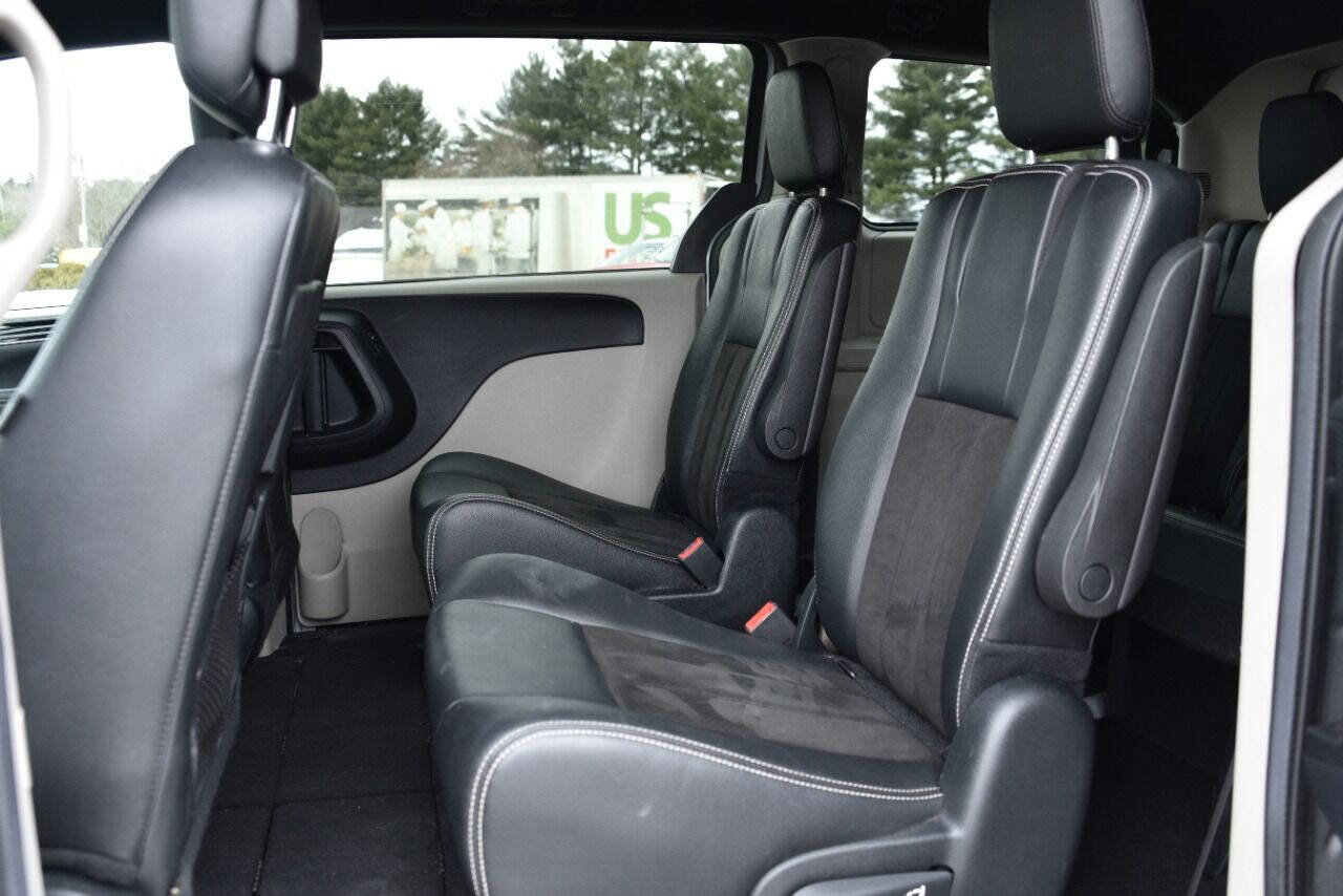 Used 2019 Dodge Grand Caravan SXT image 16