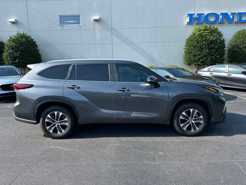 Used 2023 Toyota Highlander XLE FWD image 2