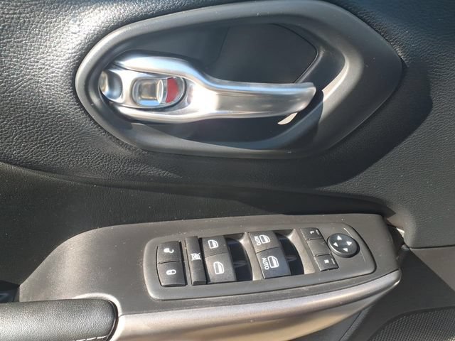 Certified 2020 Jeep Cherokee Latitude Plus w/ Cold Weather Group AWD/4WD image 19