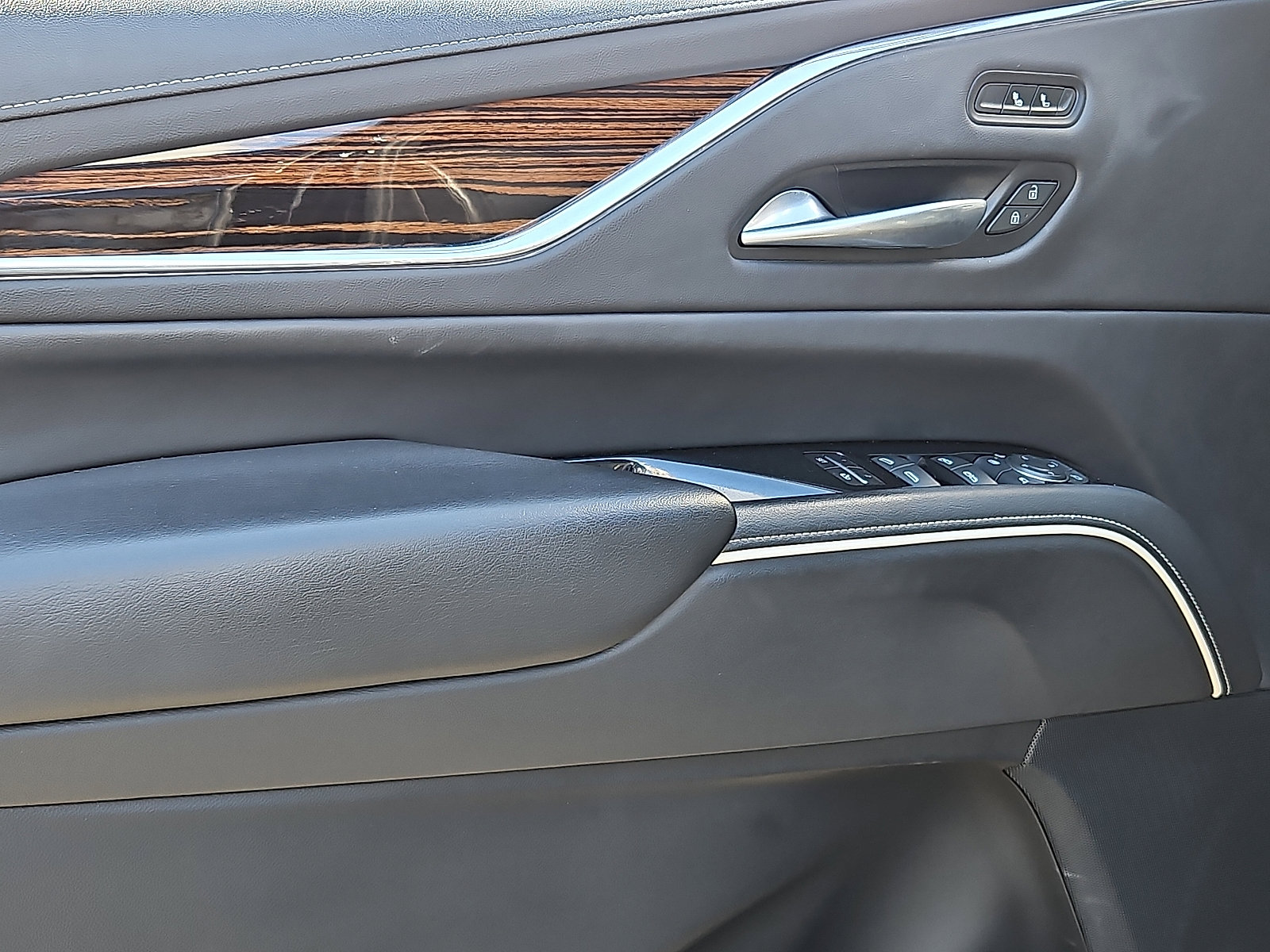 Used 2024 Cadillac Escalade ESV Luxury image 12