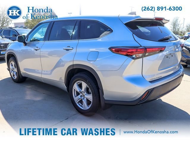 Used 2022 Toyota Highlander LE AWD/4WD image 3