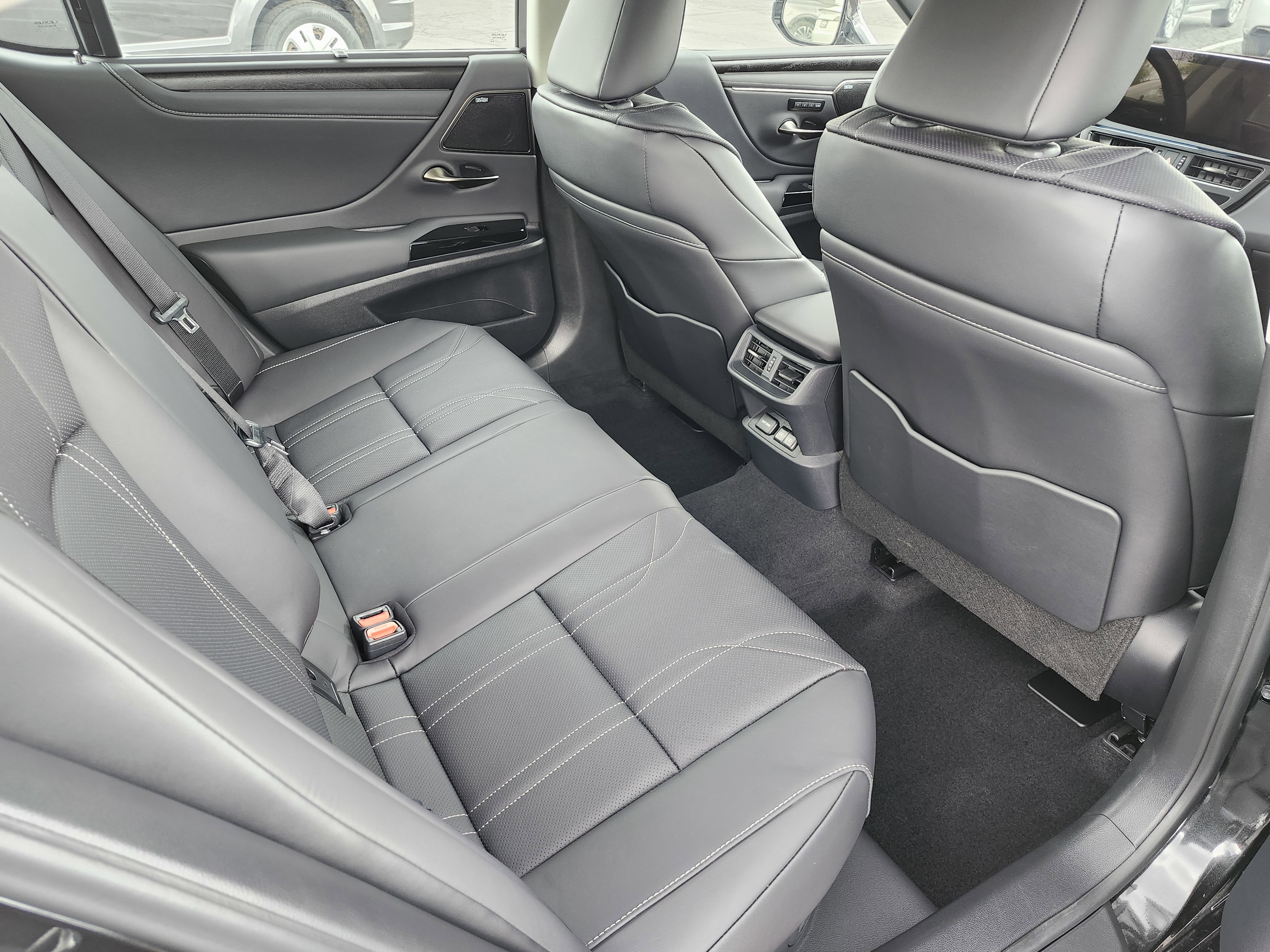 Used 2025 Lexus ES 300h Ultra Luxury w/ Accessory Package (Z2) image 24