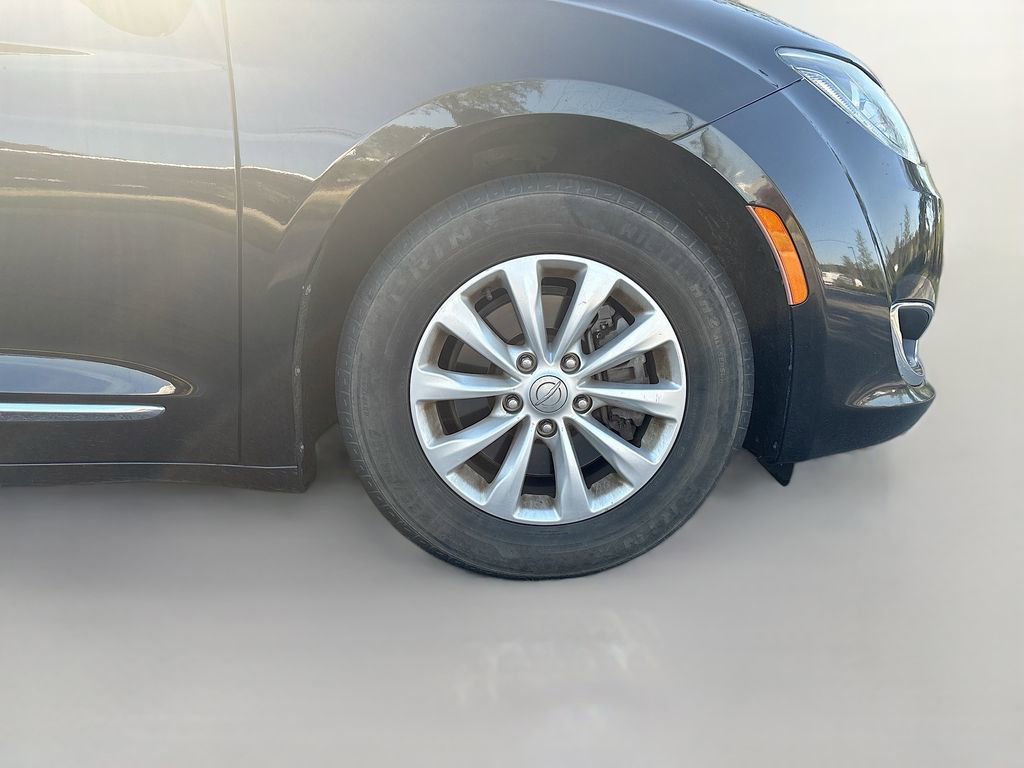 Used 2019 Chrysler Pacifica Touring-L image 13
