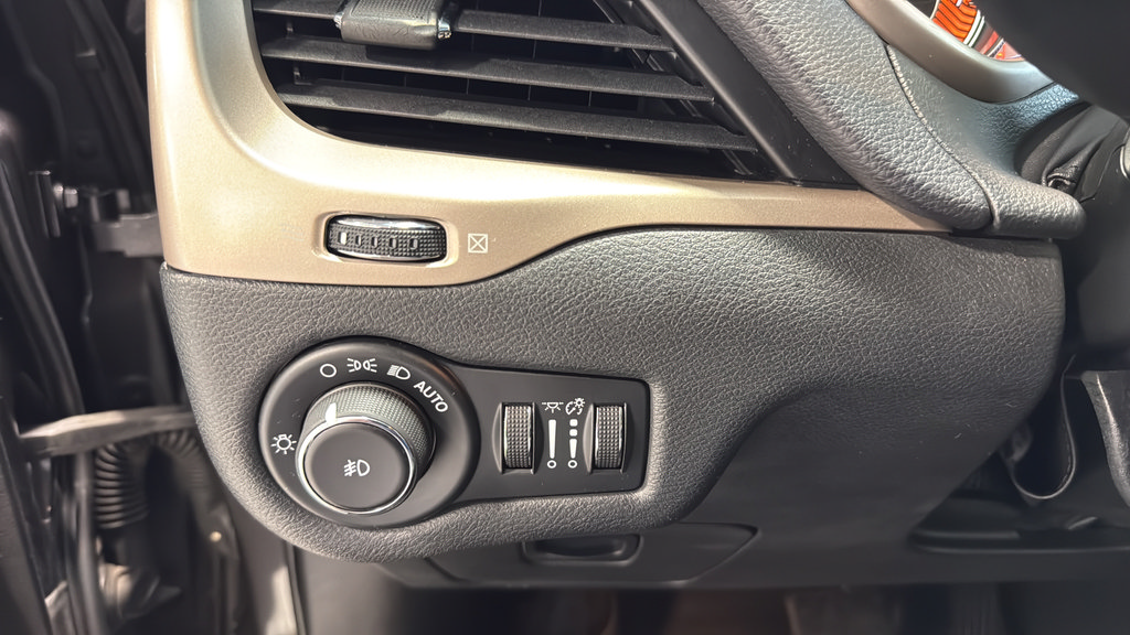 Used 2014 Jeep Cherokee Limited w/ Technology Group AWD/4WD image 18