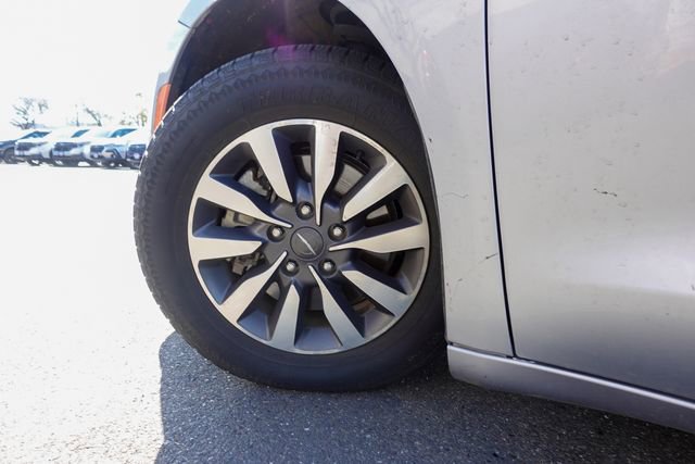 Used 2021 Chrysler Pacifica Touring-L image 10