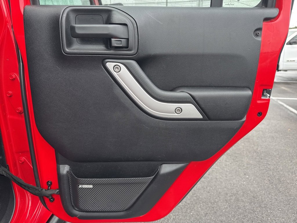 Used 2016 Jeep Wrangler Unlimited Rubicon w/ Connectivity Group image 34