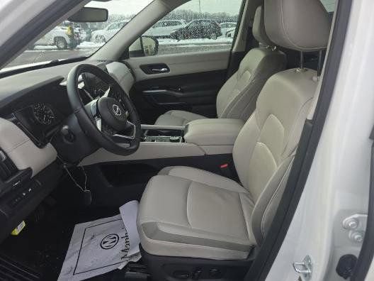 Used 2024 Nissan Pathfinder SL image 2