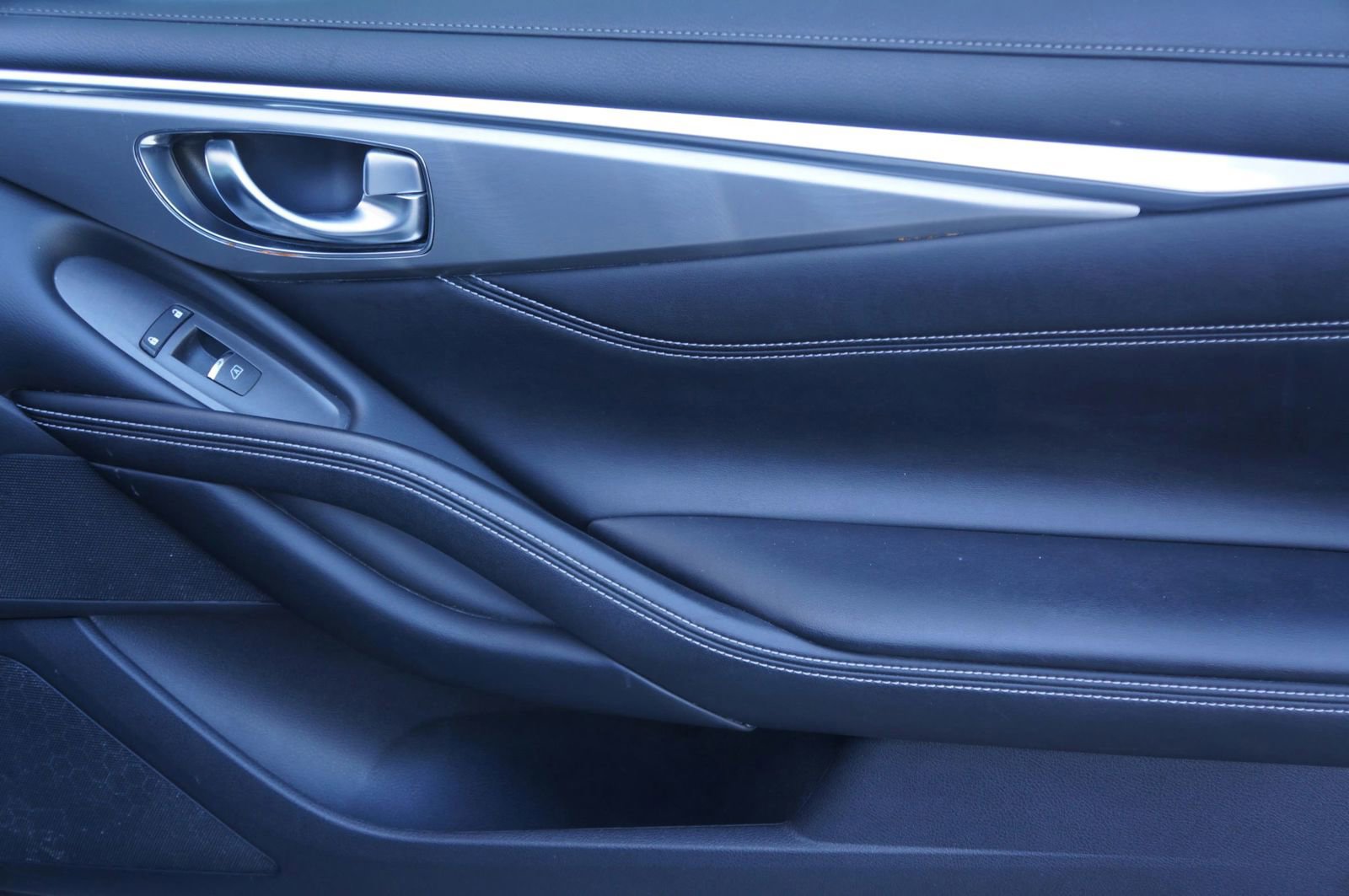 Used 2018 INFINITI Q60 2.0t w/ Cargo Package RWD image 22