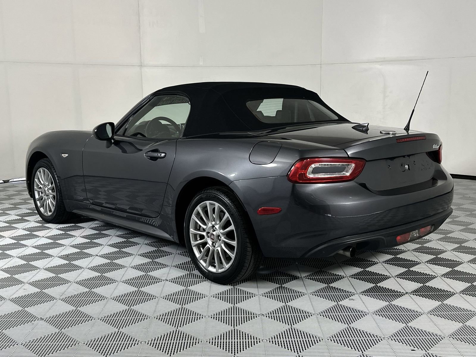 Used 2018 FIAT 124 Spider Classica w/ Technology & Siriusxm Group image 6