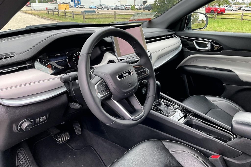 Used 2025 Jeep Compass Limited AWD/4WD image 12