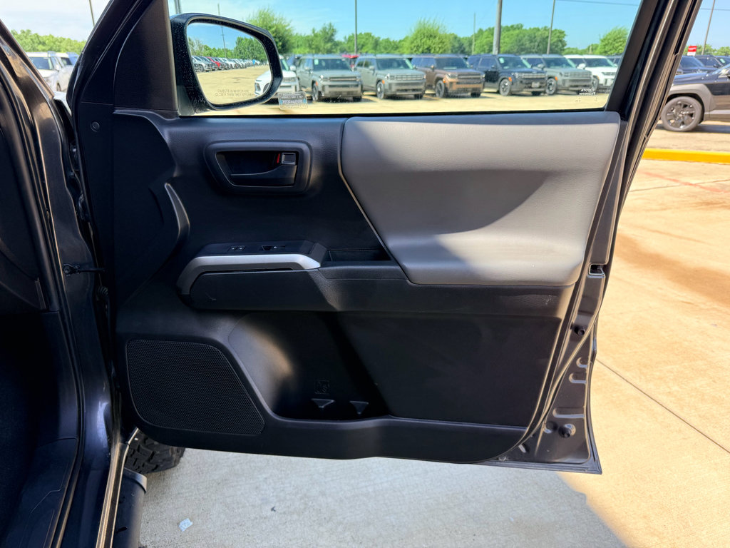 Used 2022 Toyota Tacoma SR5 RWD image 11