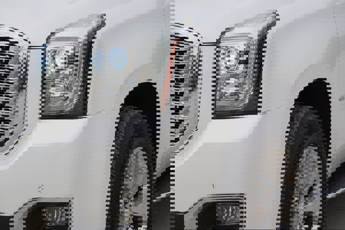 Used 2017 GMC Yukon XL SLT w/ Open Road Package image 2