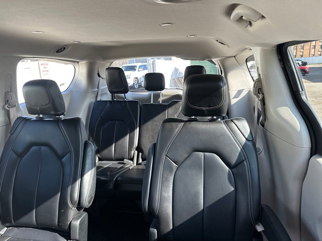 Used 2023 Chrysler Pacifica Touring-L image 17