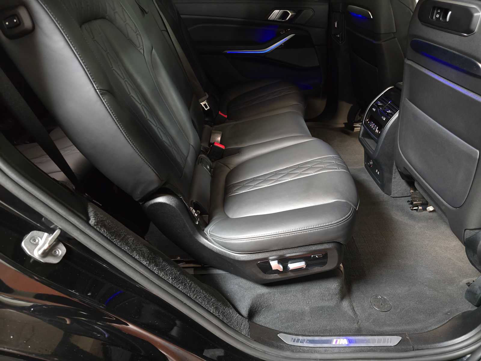 Used 2023 BMW X7 M60i w/ Climate Comfort Package image 27