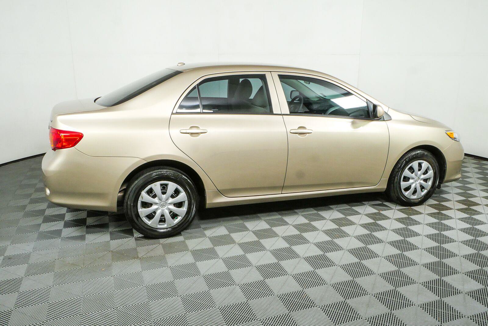 Used 2010 Toyota Corolla LE w/ LE EVP Pkg #1 FWD image 2