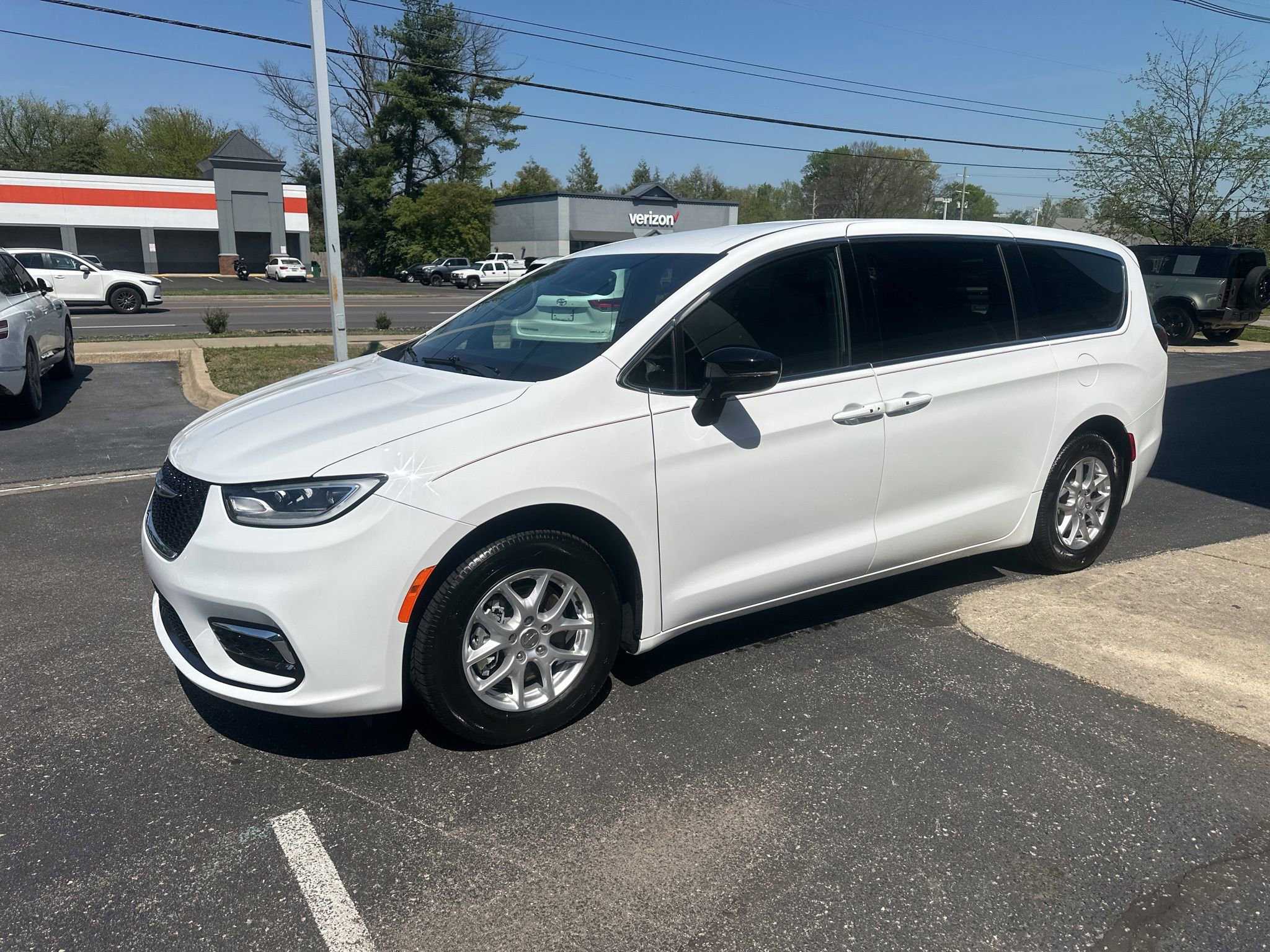 Used 2025 Chrysler Pacifica Select image 9