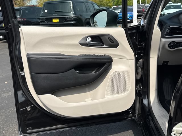 Used 2023 Chrysler Pacifica Touring-L FWD image 17