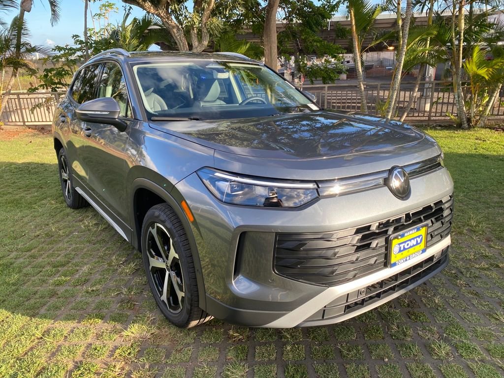 New 2025 Volkswagen Tiguan SE image 1