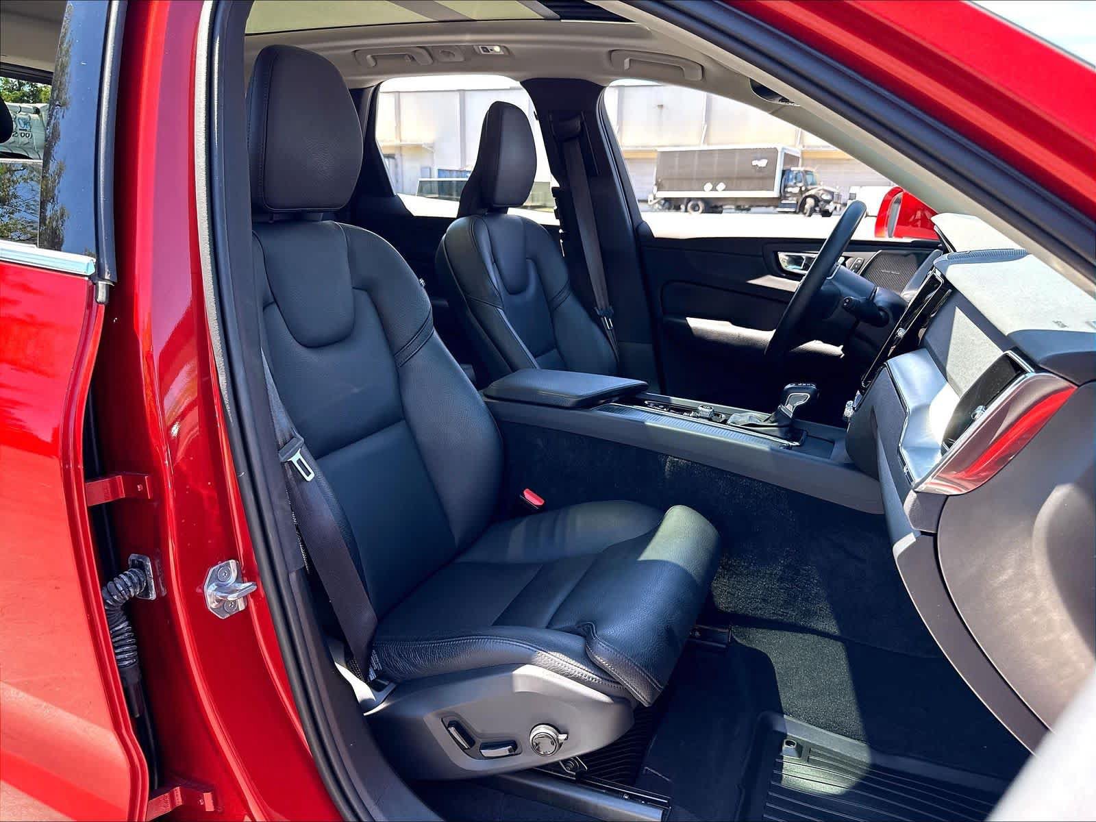 Used 2019 Volvo XC60 T5 Momentum w/ Multimedia Package AWD/4WD image 10