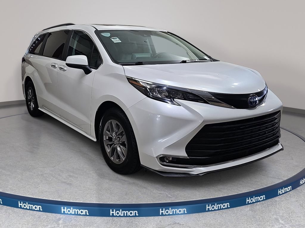 Used 2024 Toyota Sienna XLE FWD image 4