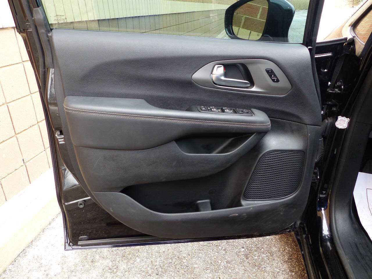 Used 2025 Chrysler Pacifica Select FWD image 21