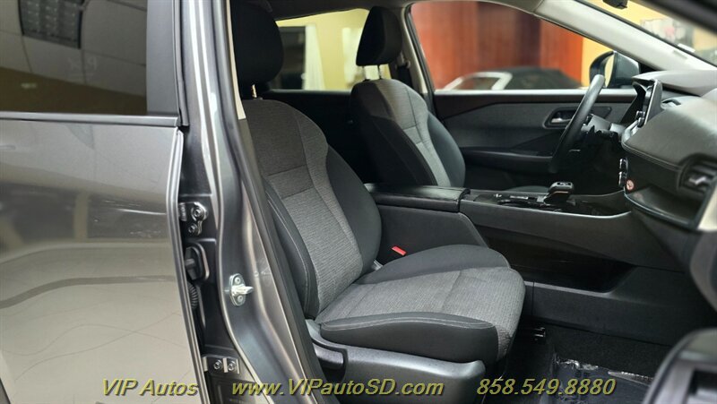 Used 2023 Nissan Rogue SV FWD image 16