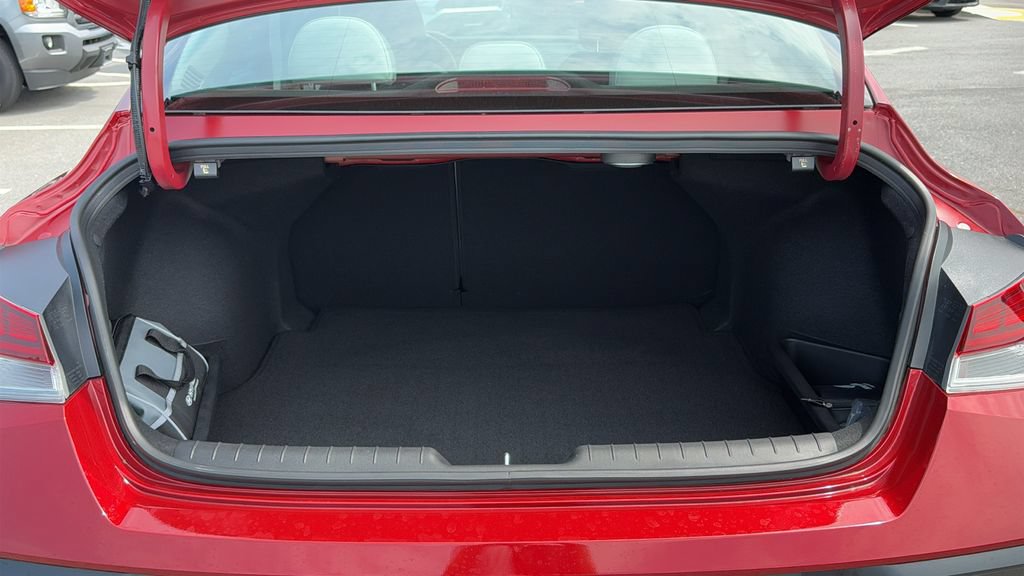 Used 2025 Hyundai Elantra Limited w/ Cargo Package FWD image 27