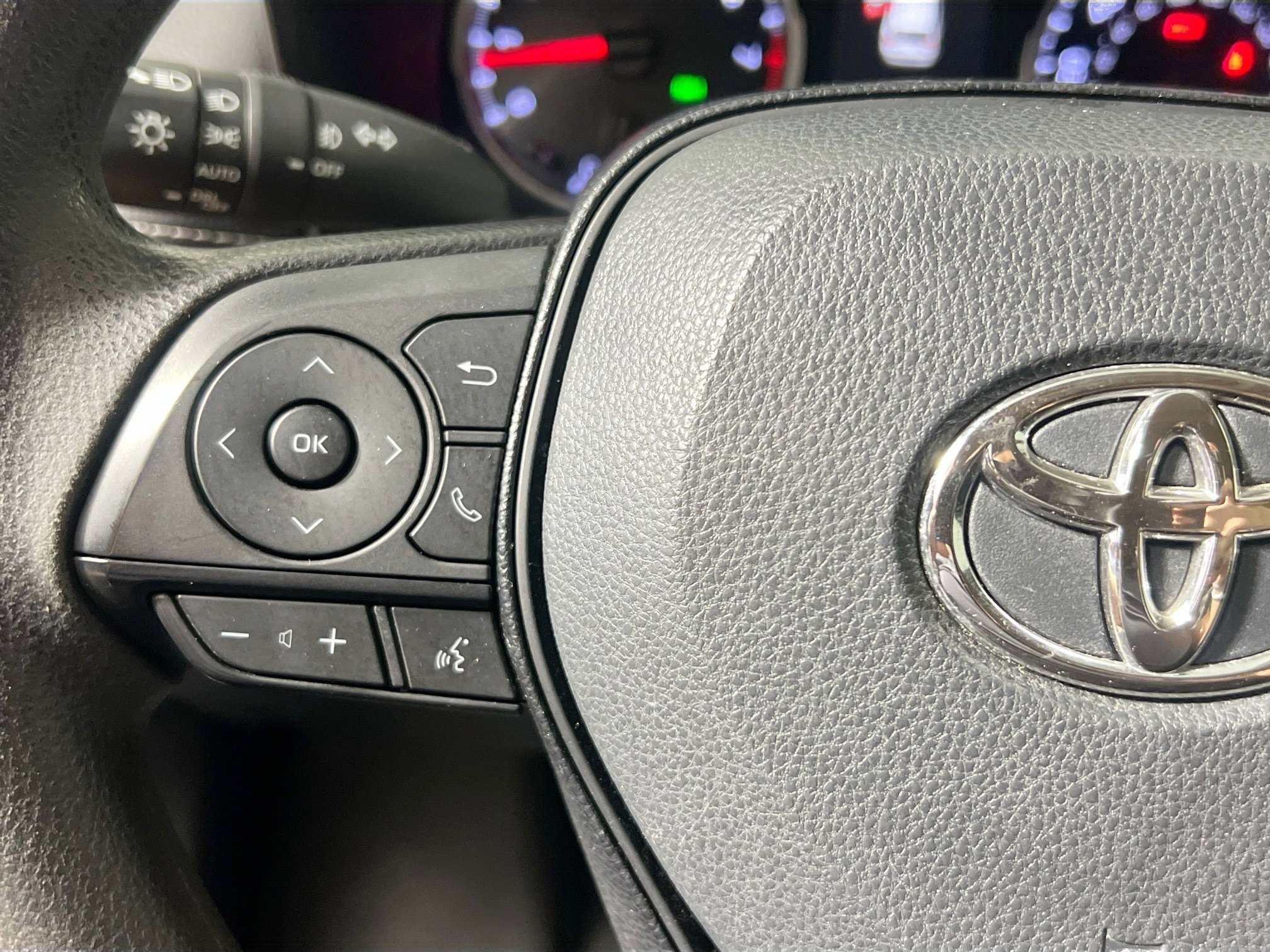 Used 2020 Toyota RAV4 XLE w/ Convenience Package FWD image 18