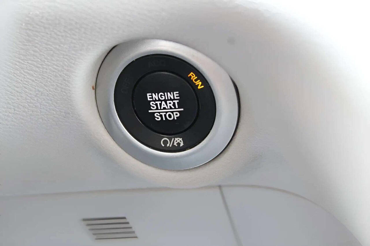 Used 2021 Chrysler Voyager Lxi image 22