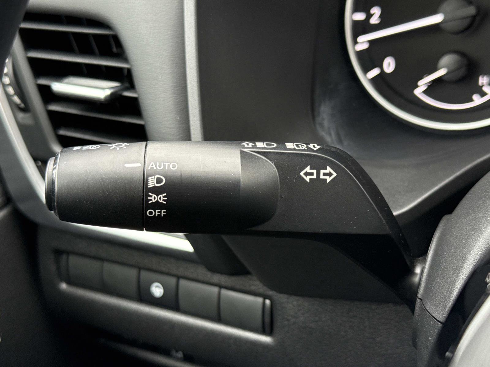 Used 2023 Nissan Rogue SV image 9