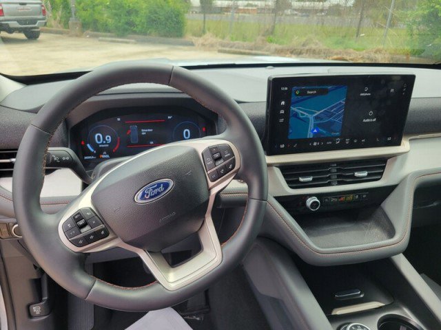 Used 2025 Ford Explorer Active AWD/4WD image 11