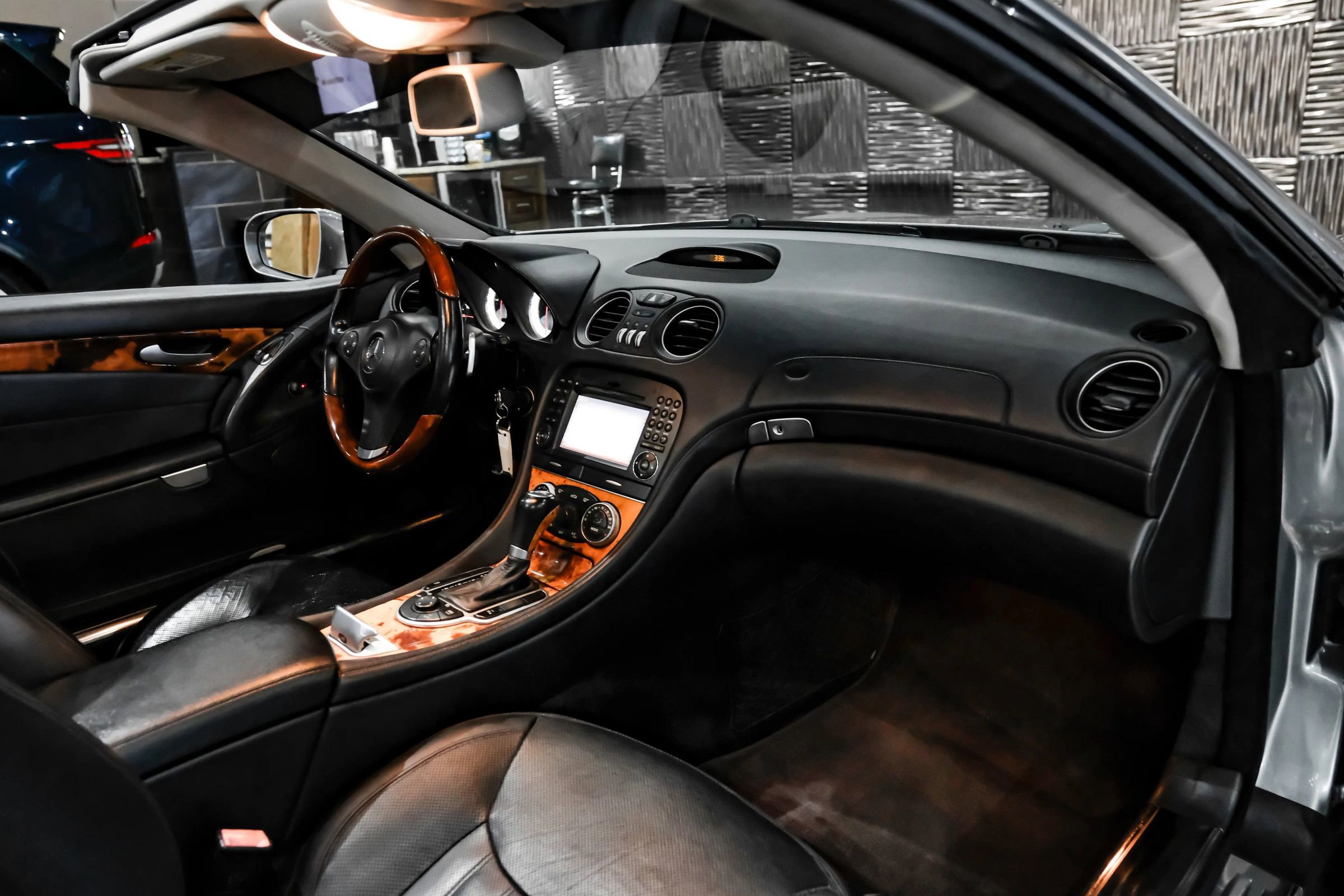 Used 2011 Mercedes-Benz SL 550 w/ Premium I Pkg image 14