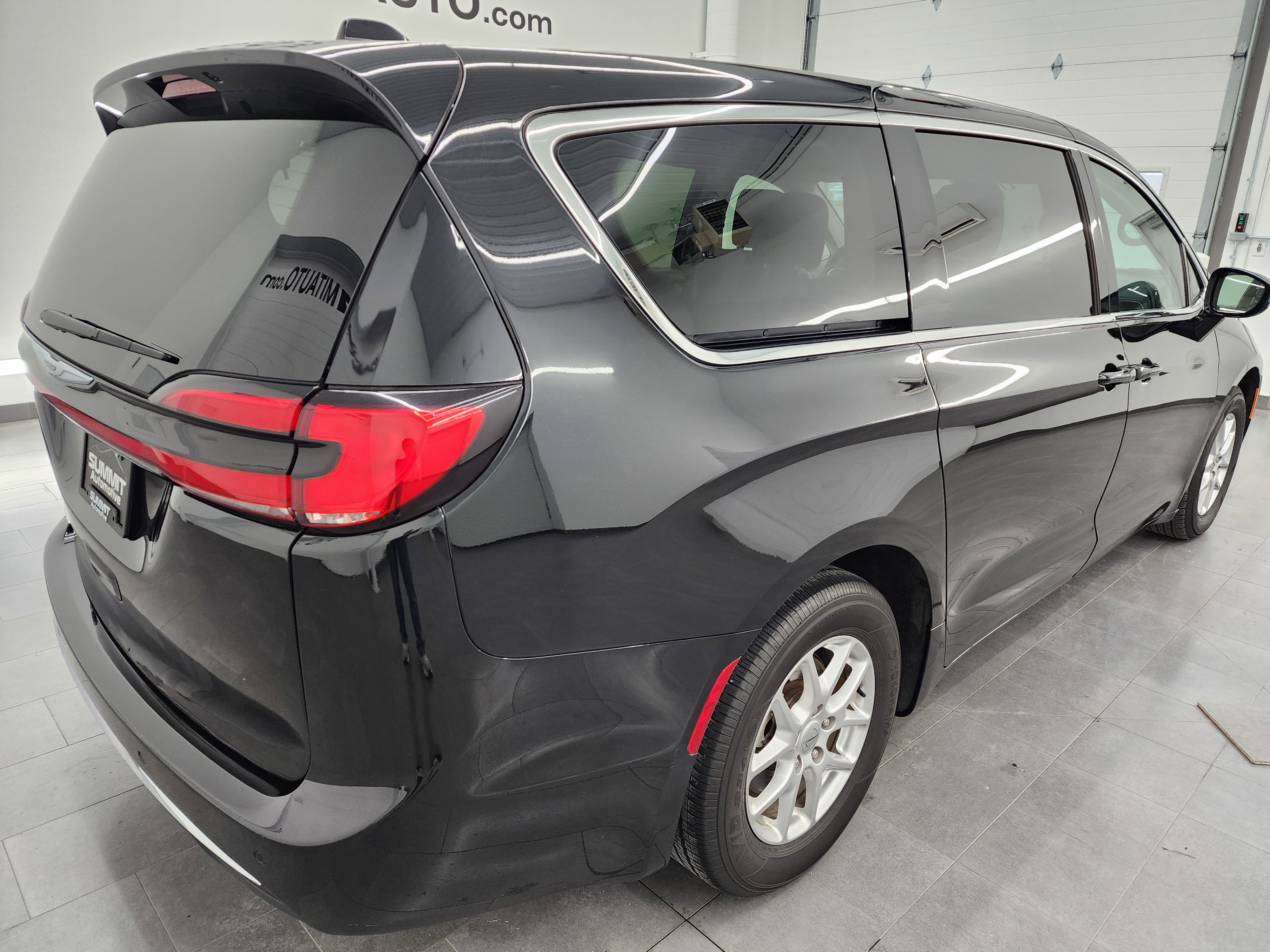 Used 2024 Chrysler Pacifica Touring-L FWD image 5