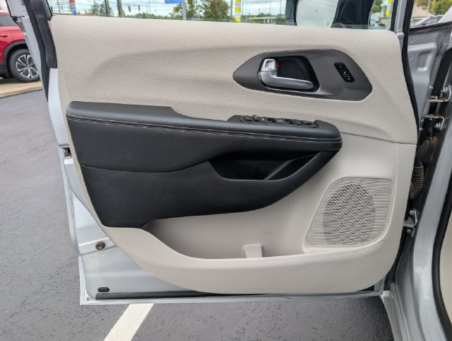 Used 2024 Chrysler Pacifica Touring-L FWD image 9