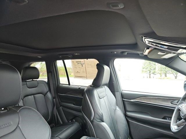 Used 2024 Jeep Grand Cherokee Overland w/ Luxury Tech Group IV AWD/4WD image 13