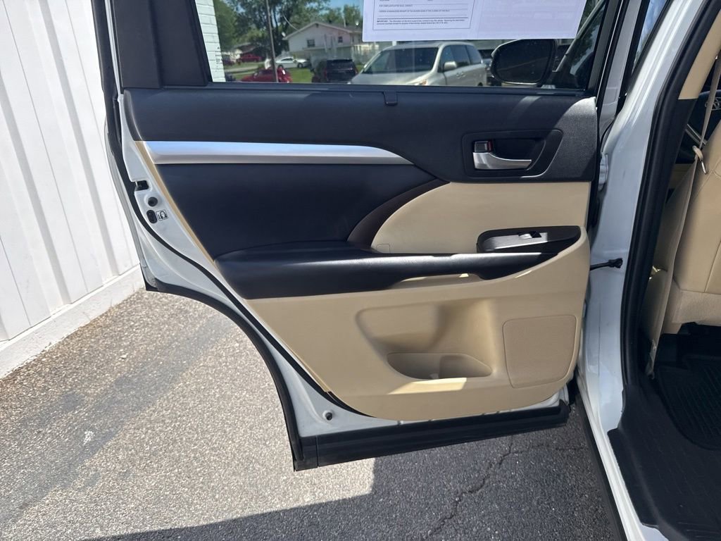 Used 2019 Toyota Highlander XLE AWD/4WD image 12