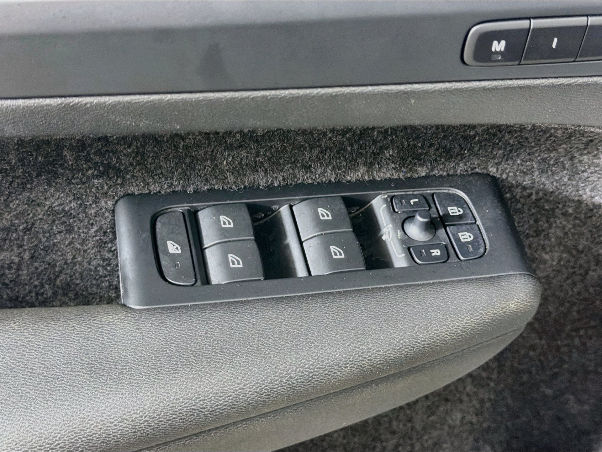 Certified 2024 Volvo XC40 B5 Core AWD/4WD image 18