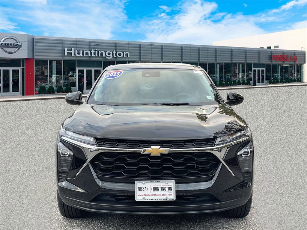 Used 2025 Chevrolet Trax LS w/ LS Convenience Package image 2