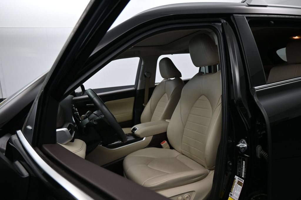 Used 2022 Toyota Highlander XLE FWD image 10