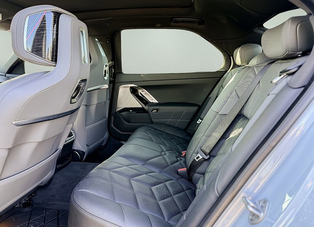 Used 2025 BMW 760i xDrive w/ Executive Package image 31