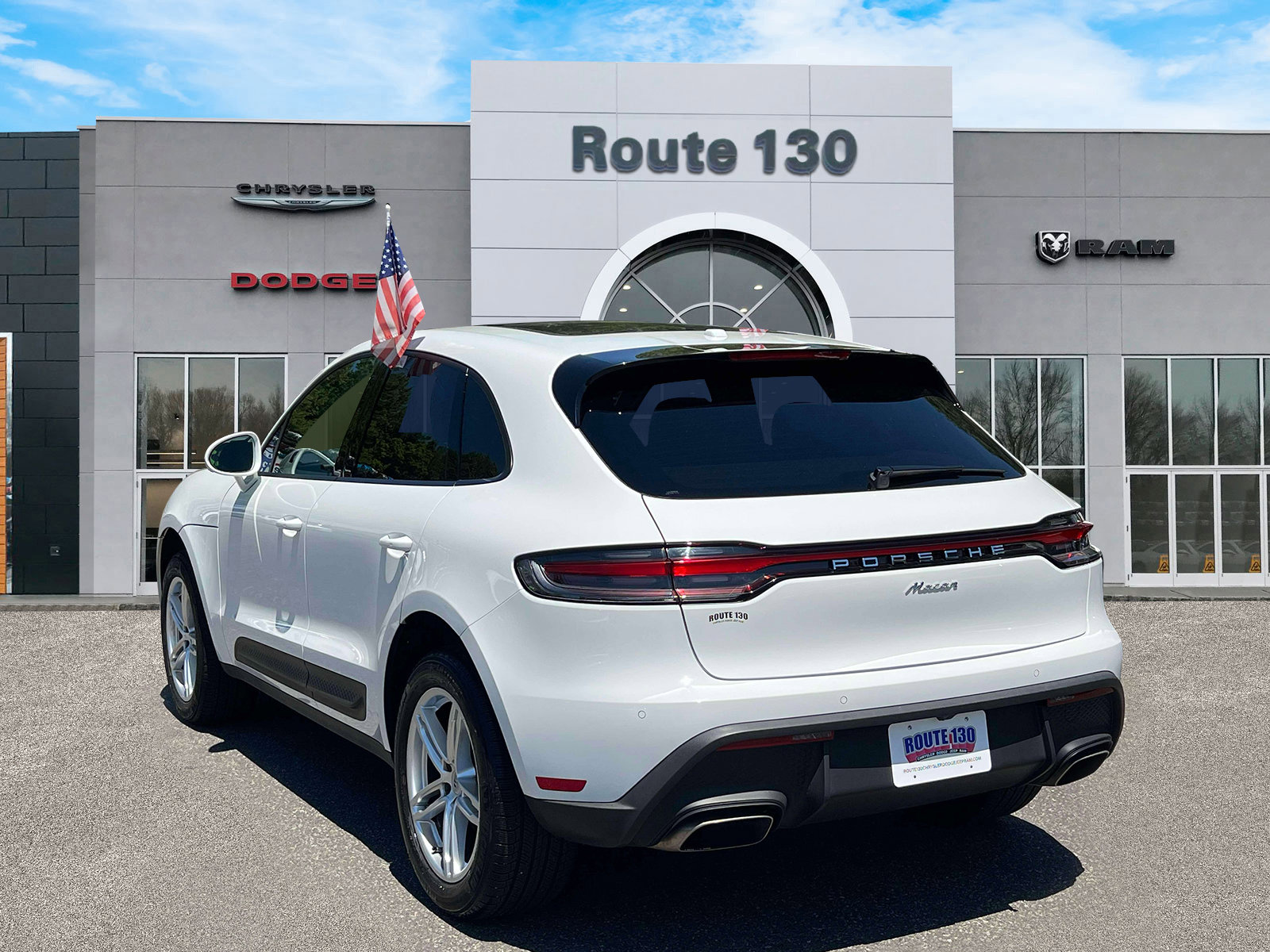 Used 2024 Porsche Macan AWD/4WD image 3