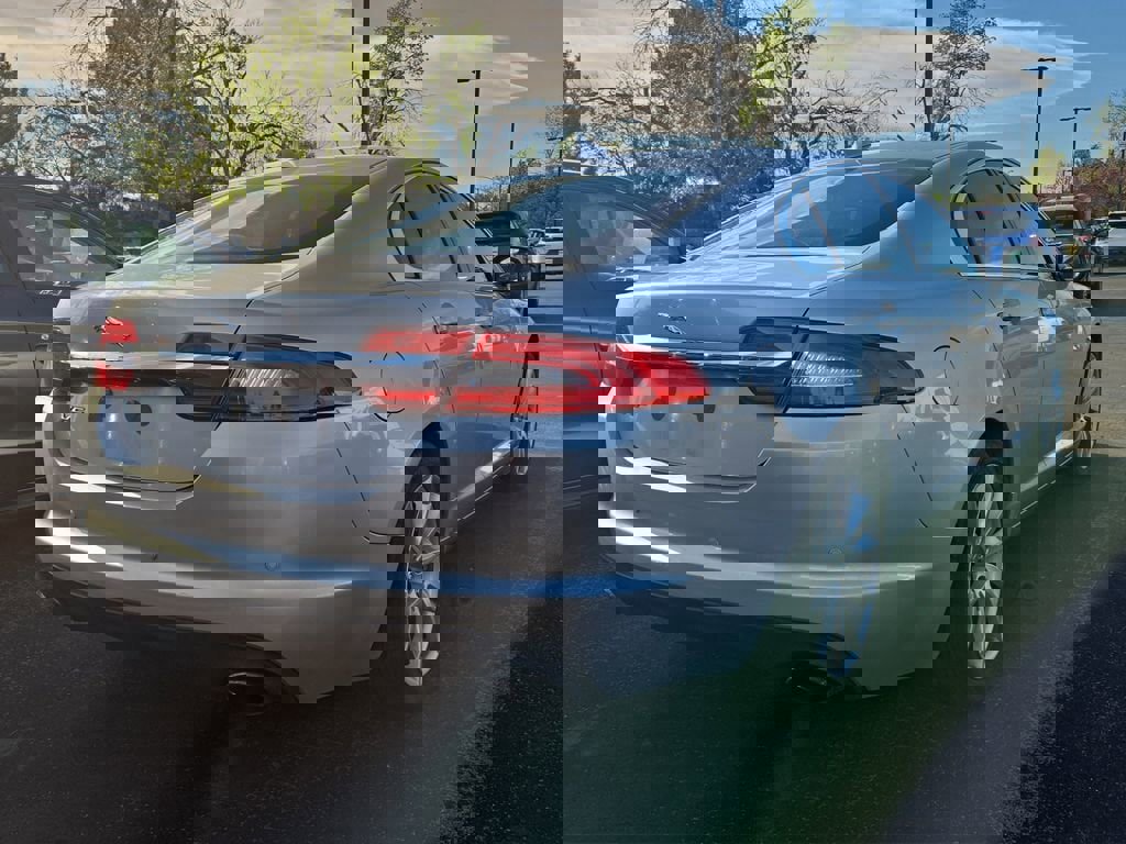 Used 2013 Jaguar XF image 8