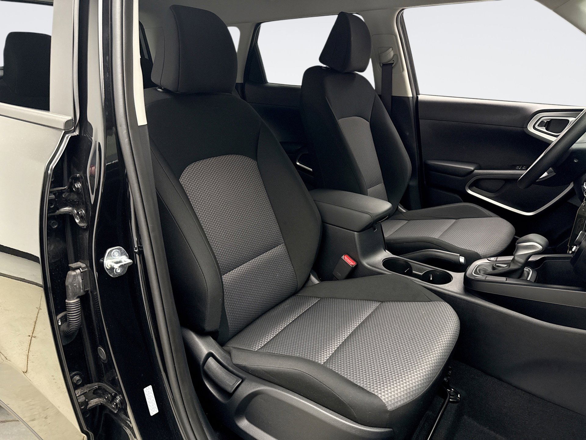 Used 2025 Kia Soul LX w/ LX Technology Package FWD image 16