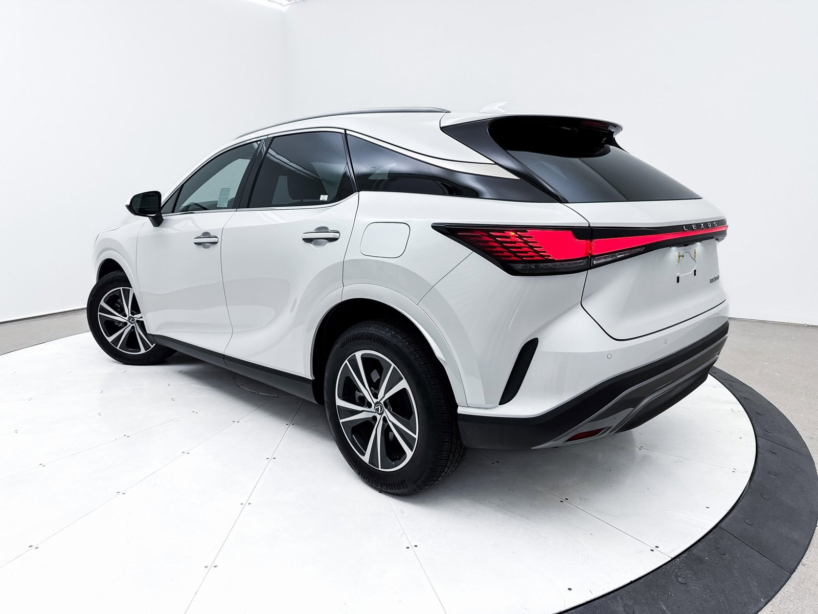 Used 2024 Lexus RX 350 Premium image 2