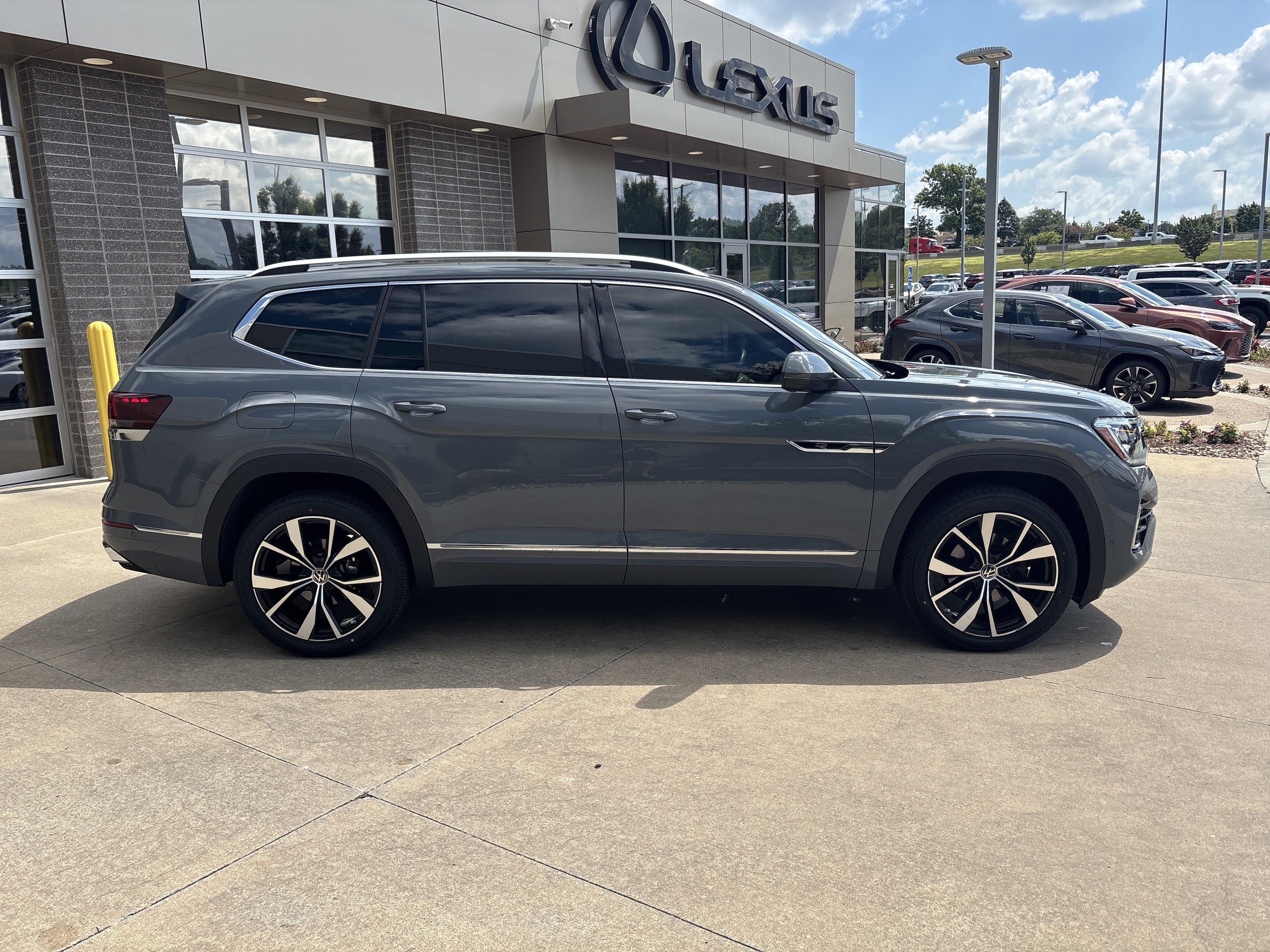 Used 2025 Volkswagen Atlas SEL Premium R-Line AWD/4WD image 11