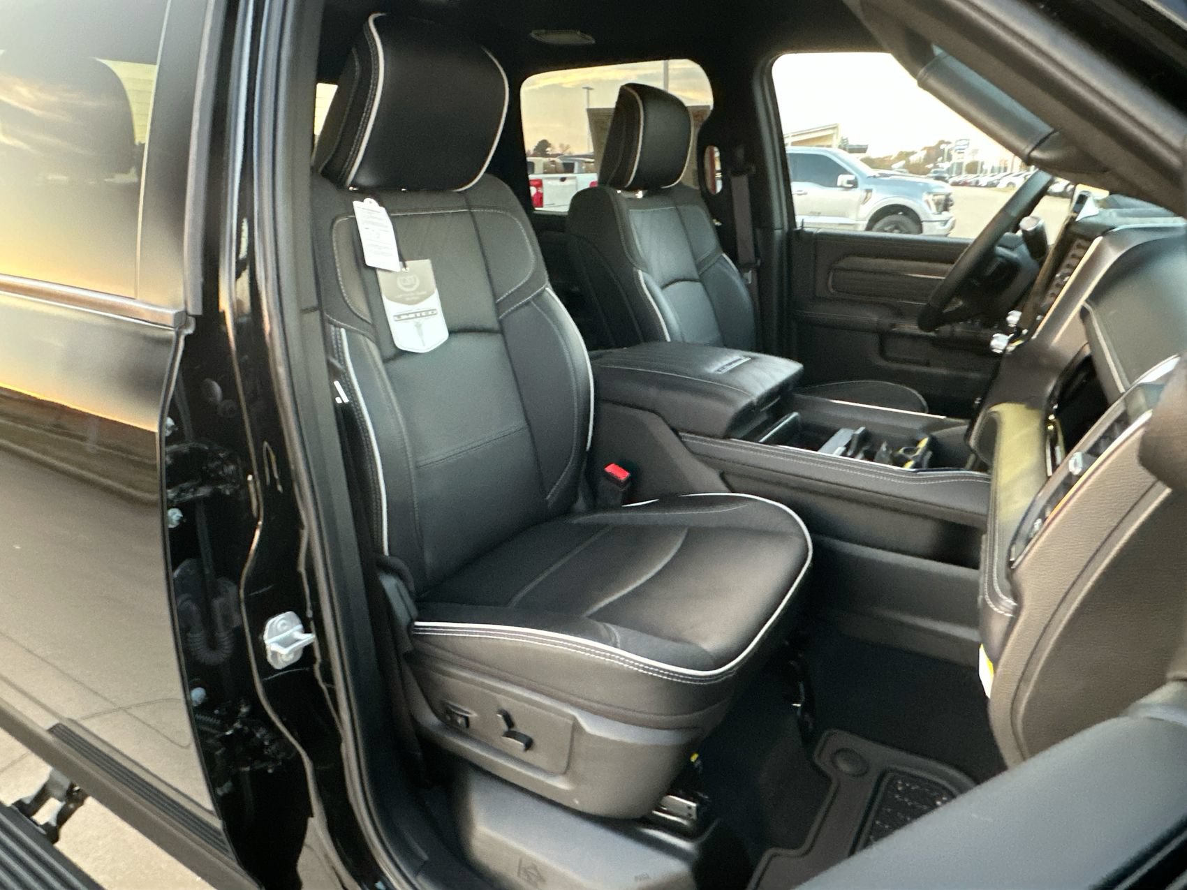 Used 2025 RAM 3500 Limited AWD/4WD image 23