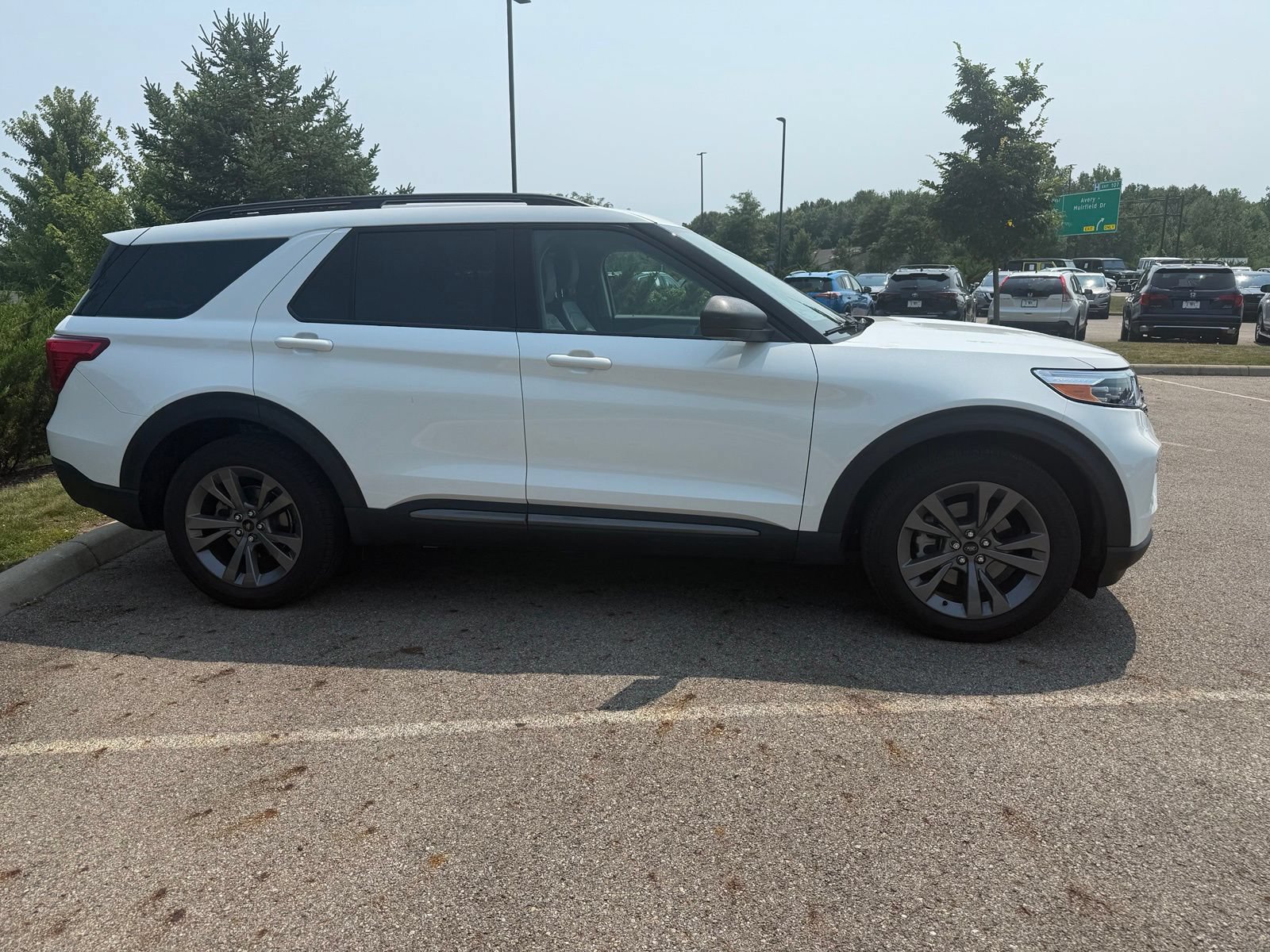 Used 2021 Ford Explorer XLT w/ Equipment Group 202A AWD/4WD image 4