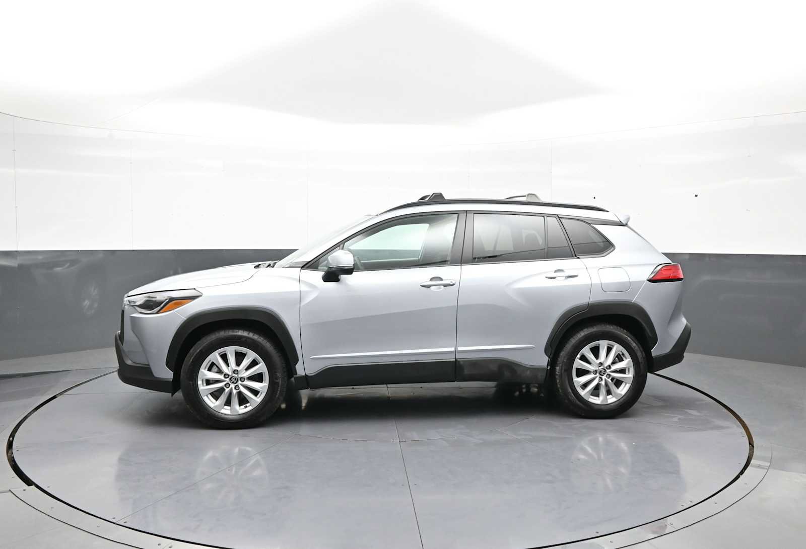 Used 2024 Toyota Corolla Cross LE w/ Moonroof Package AWD/4WD image 8