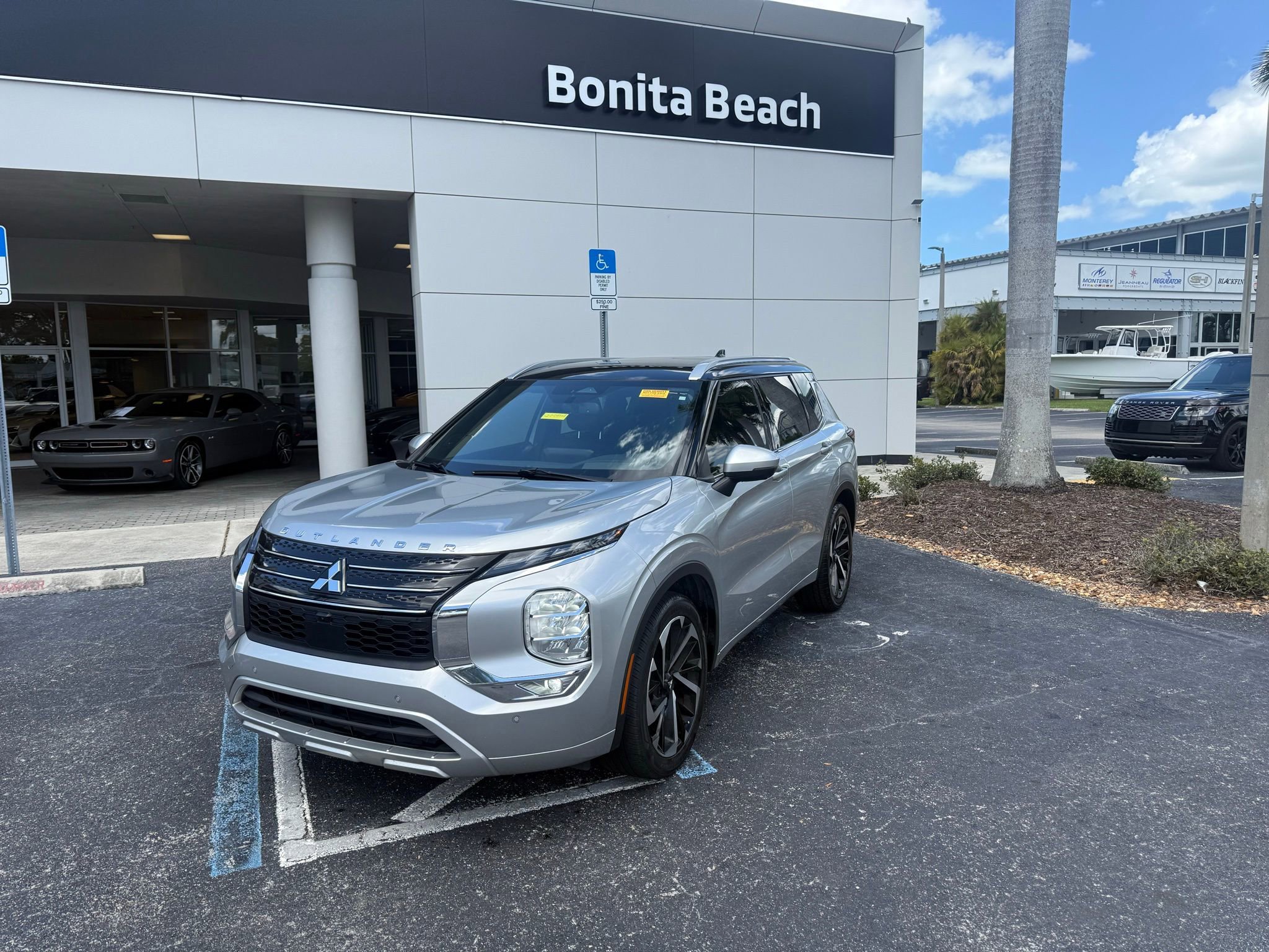 Used 2023 Mitsubishi Outlander SEL image 1