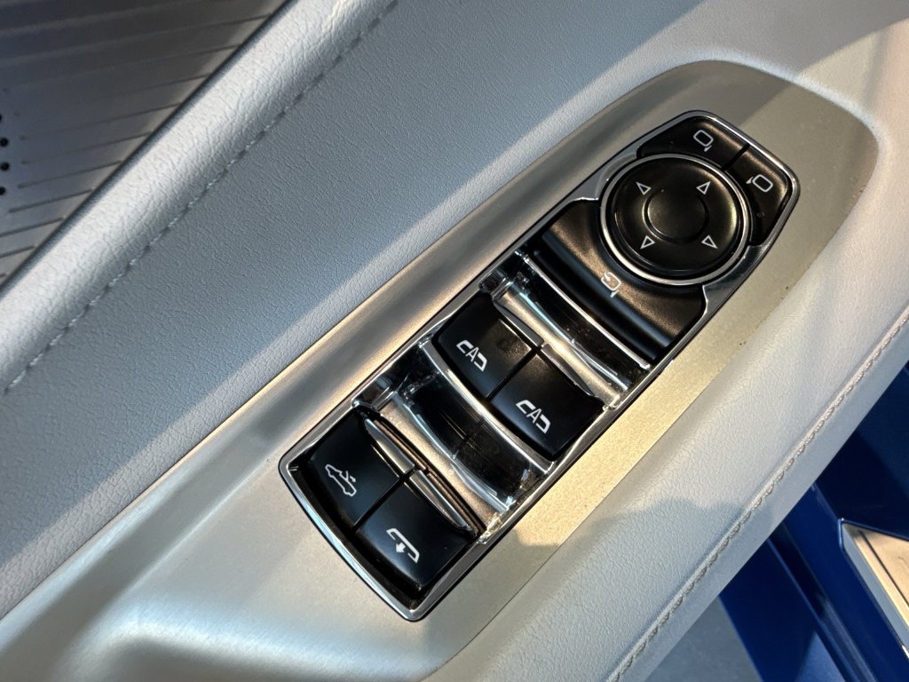 Used 2023 Chevrolet Corvette Stingray Preferred Conv w/ Z51 Performance Package RWD image 17